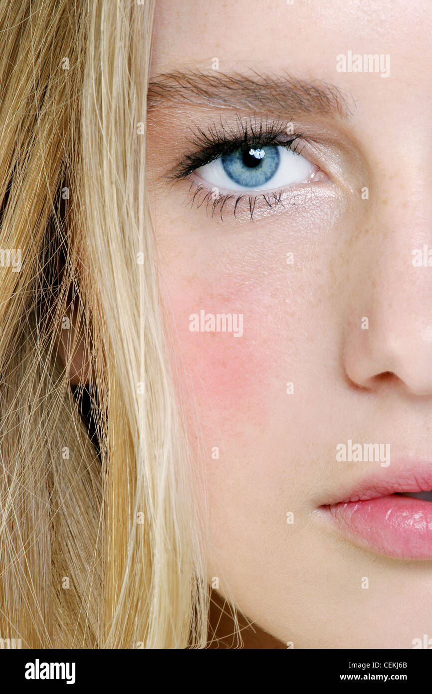 Weiblich Dunkel Blonde Haare Blaue Augen Naturlich Aussehende Make Up Stockfotografie Alamy