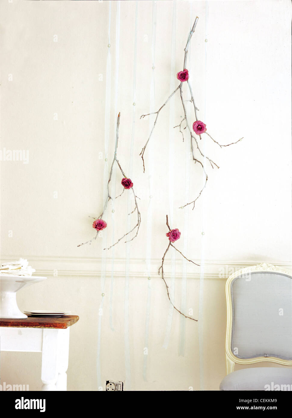 Verwandeln Sie eine triste Wand, die dieser ungewöhnlichen Vorhang Organza Bänder eingerichteten Filialen und Seide Rosen an der Decke in front Stockfoto