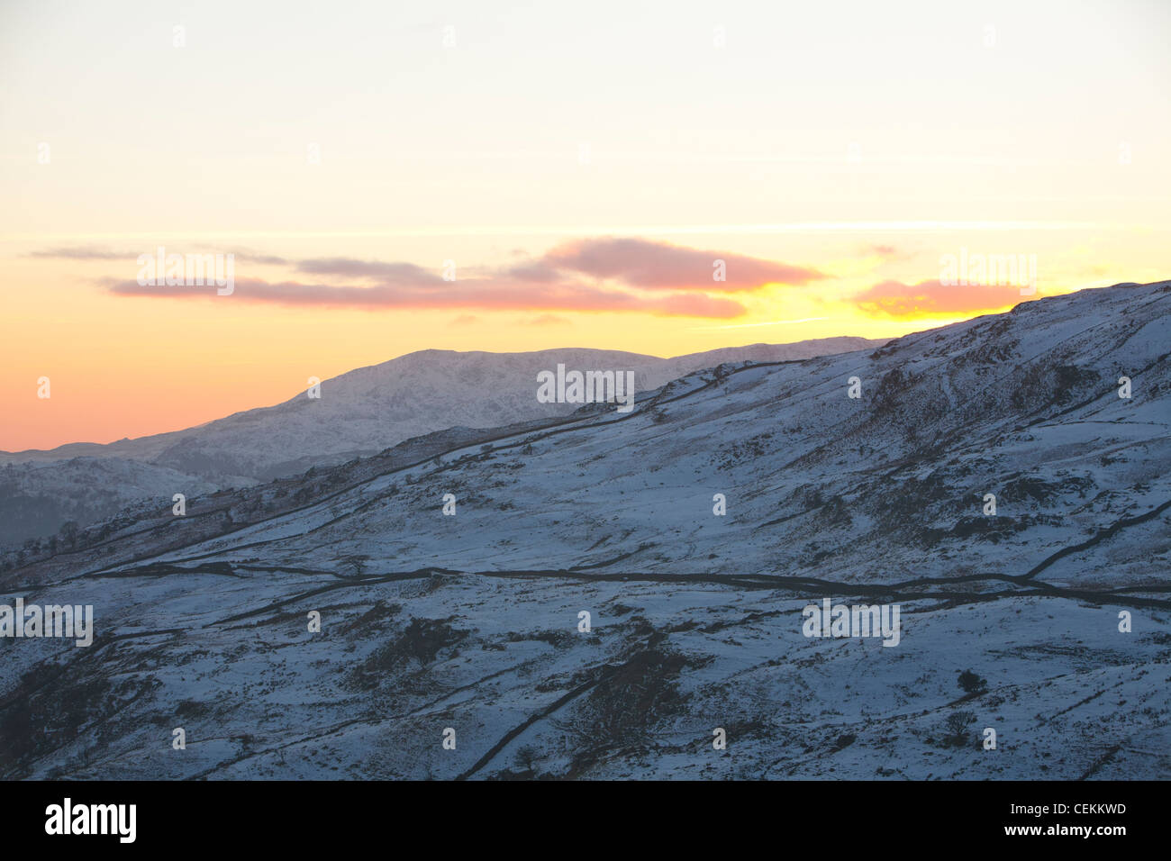 Blick in Richtung rot Geröllhalden und Coniston Greis von Kirkstone Pass, Lake District, UK, bei Sonnenuntergang. Stockfoto