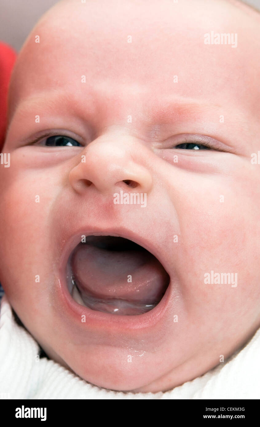 Nahaufnahme eines Babys Gesicht öffnen ihren Mund wirklich weit und Weinen Stockfoto