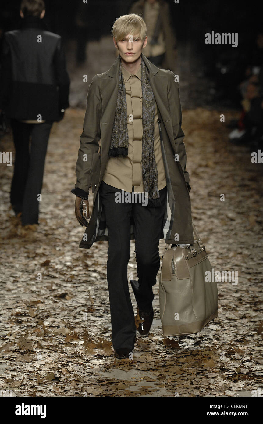 Burberry Mailand bereit zu tragen Herbst Winter Herbstfarben: androgyne blonde männliche tragen Oliven Trenchcoat über Brown Stockfoto