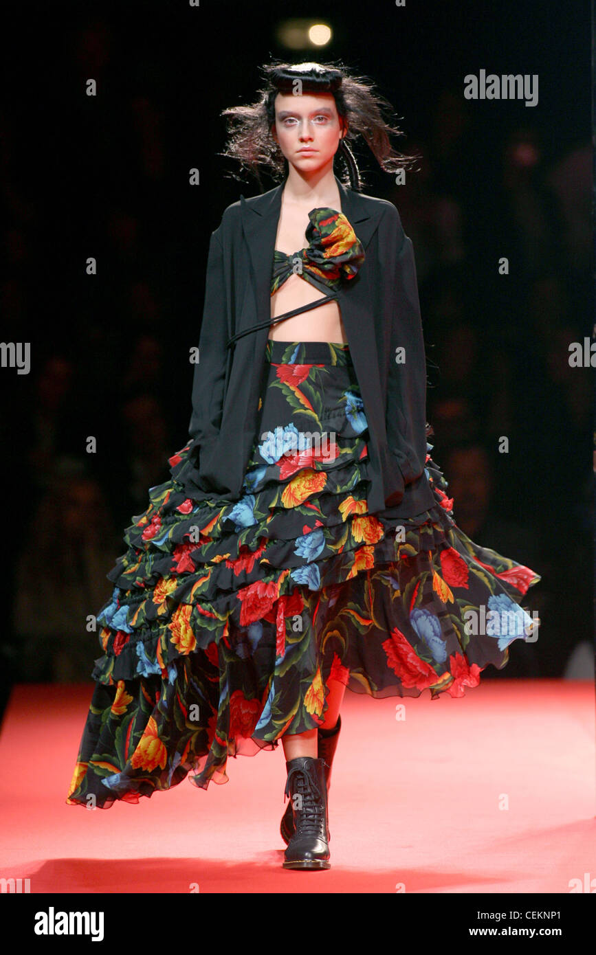 Yohji Yamamoto bereit zu tragen Frühling Sommer Avantgarde: schwarzer Blazer über floral print tiered Rüschen asymmetrische lange getragen Stockfoto