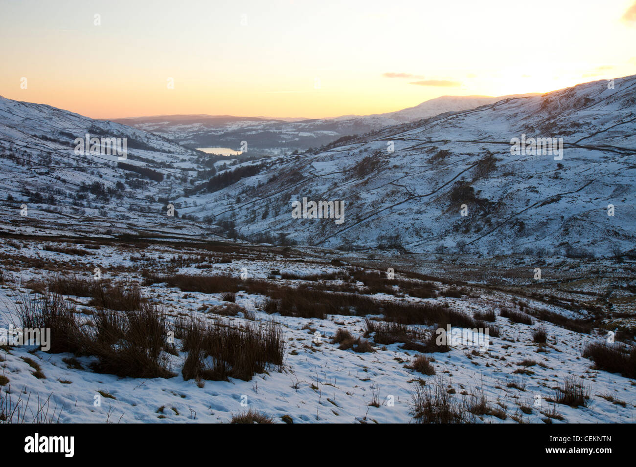 Nach unten in Richtung Ambleside und Lake Windermere aus Kirkstone Pass, Lake District, UK, bei Sonnenuntergang. Stockfoto