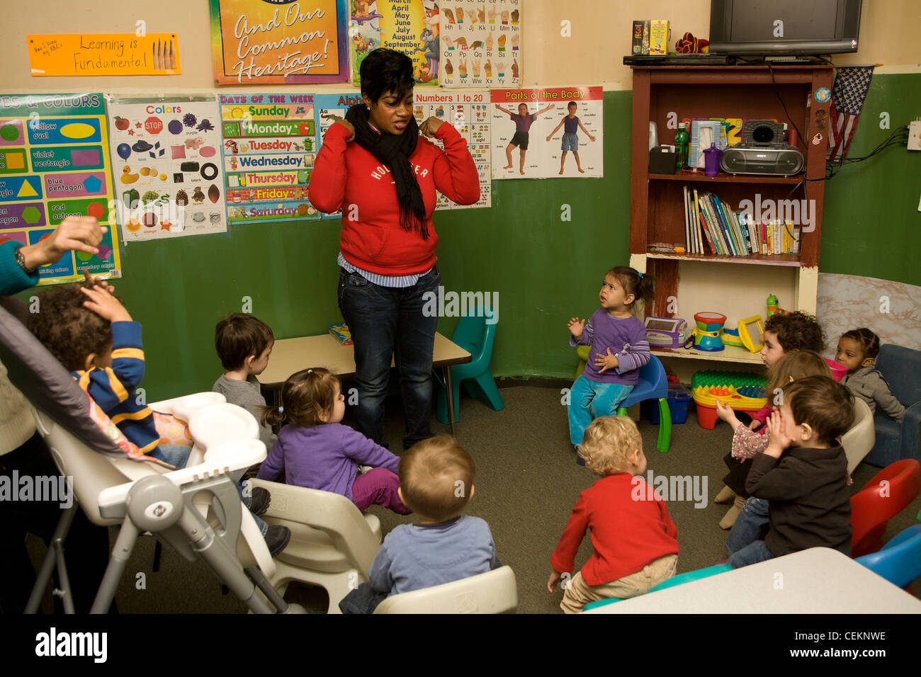 Kinder sind uns Kindergarten Schule/frühen Lernzentrum im Stadtteil Kensington sehr multikulturellen Brooklyn, NY Stockfoto