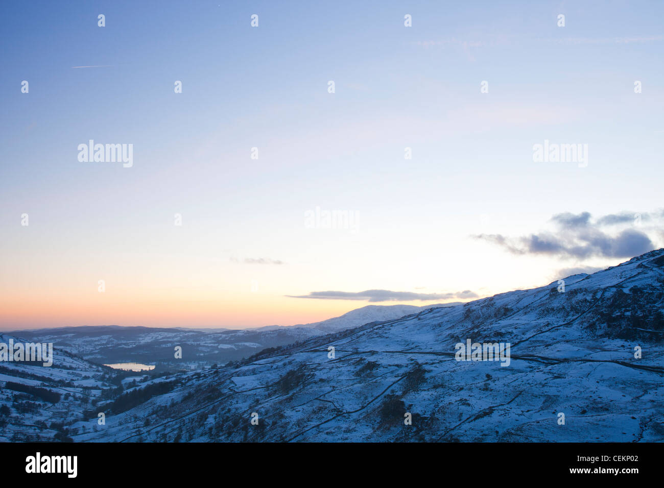 Nach unten in Richtung Ambleside und Lake Windermere aus Kirkstone Pass, Lake District, UK, bei Sonnenuntergang. Stockfoto