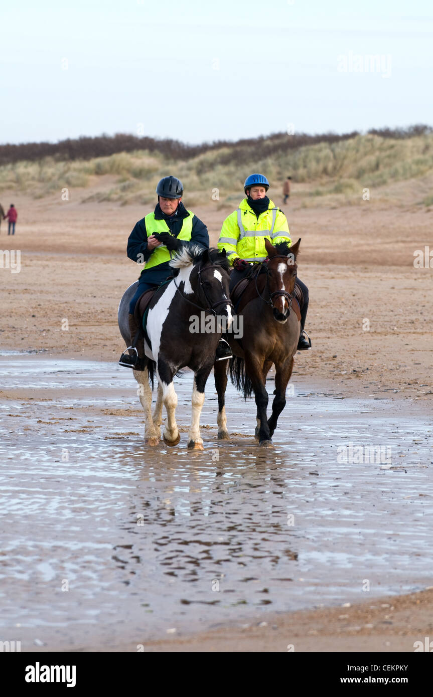 Zwei Pferde und Reiter am Strand von Hunstanton Stockfoto