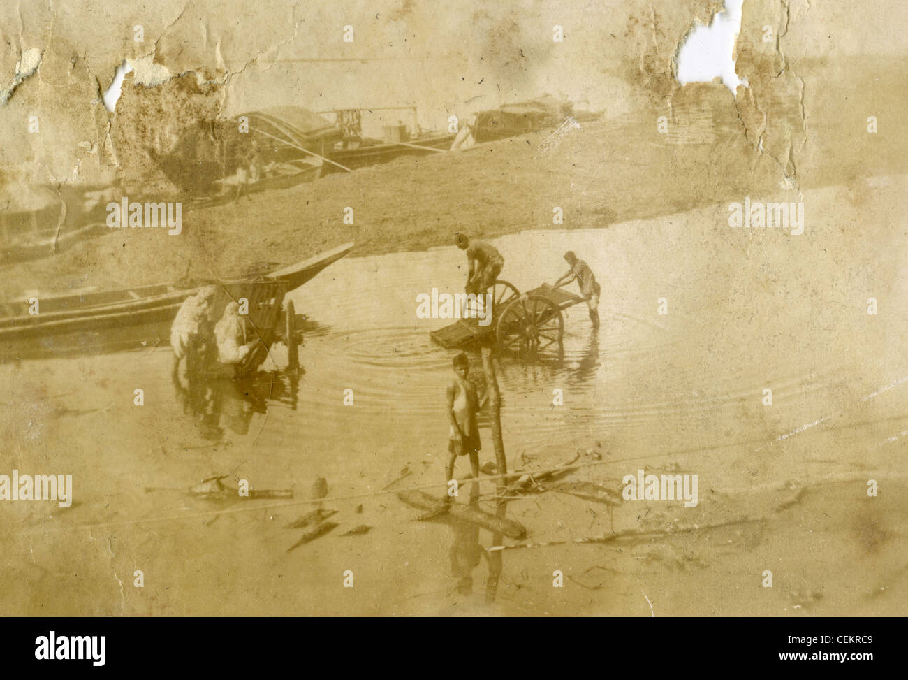308. Bombergruppe, 14. Army Air Force, China Birma Indien, dem zweiten Weltkrieg WWII. Indianer in Indien arbeiten am Fluss oder Feuchtgebiet Stockfoto