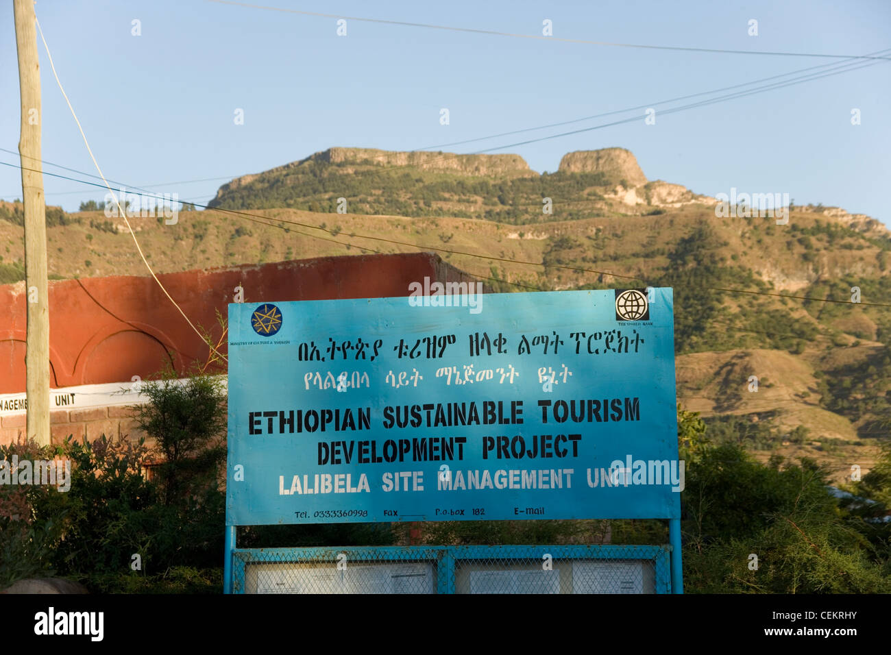 Äthiopische nachhaltigen Tourismus-Entwicklungsprojekt in Lalibela, Äthiopien mit dem Acheton-Berg hinter Stockfoto