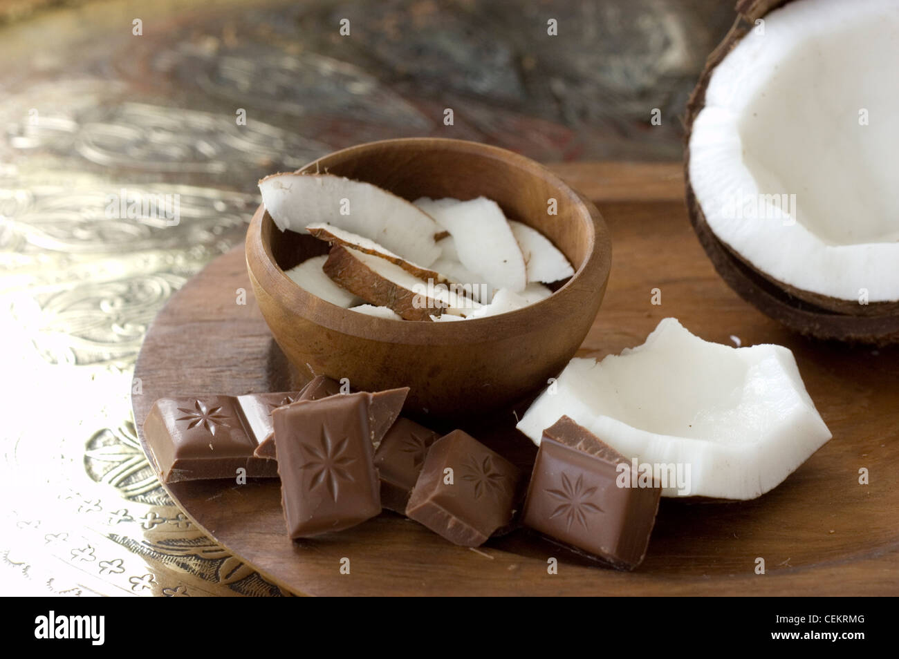 Schokolade und frischen Kokosnuss auf einem marokkanischen Stil geometrischen Messing Tablett Sophie Gordon Stockfoto