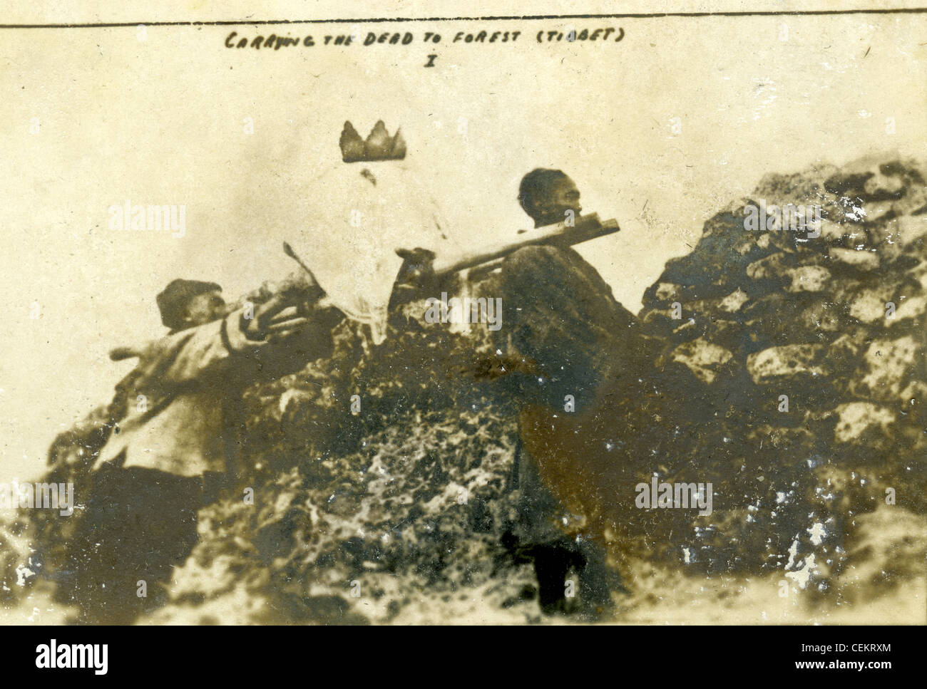 Tibeter tragen die Toten zum Wald, Tibet, China Birma Indien, dem zweiten Weltkrieg WWII Stockfoto