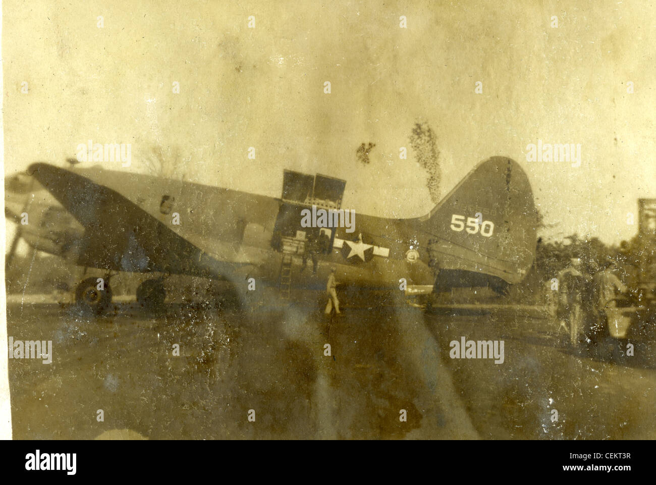 308. Bombergruppe, 14. Army Air Force, China Birma Indien, dem zweiten Weltkrieg WWII. C47 Flugzeug wird geladen, fliegen die Buckel Stockfoto