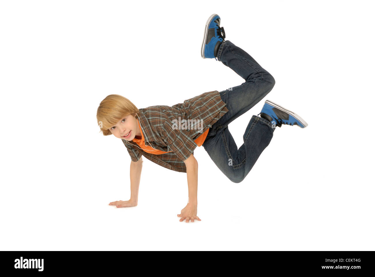 Elfjähriger Junge tragen Kopfhörer, MP3-Player anhören und tanzen auf dem Boden. Stockfoto