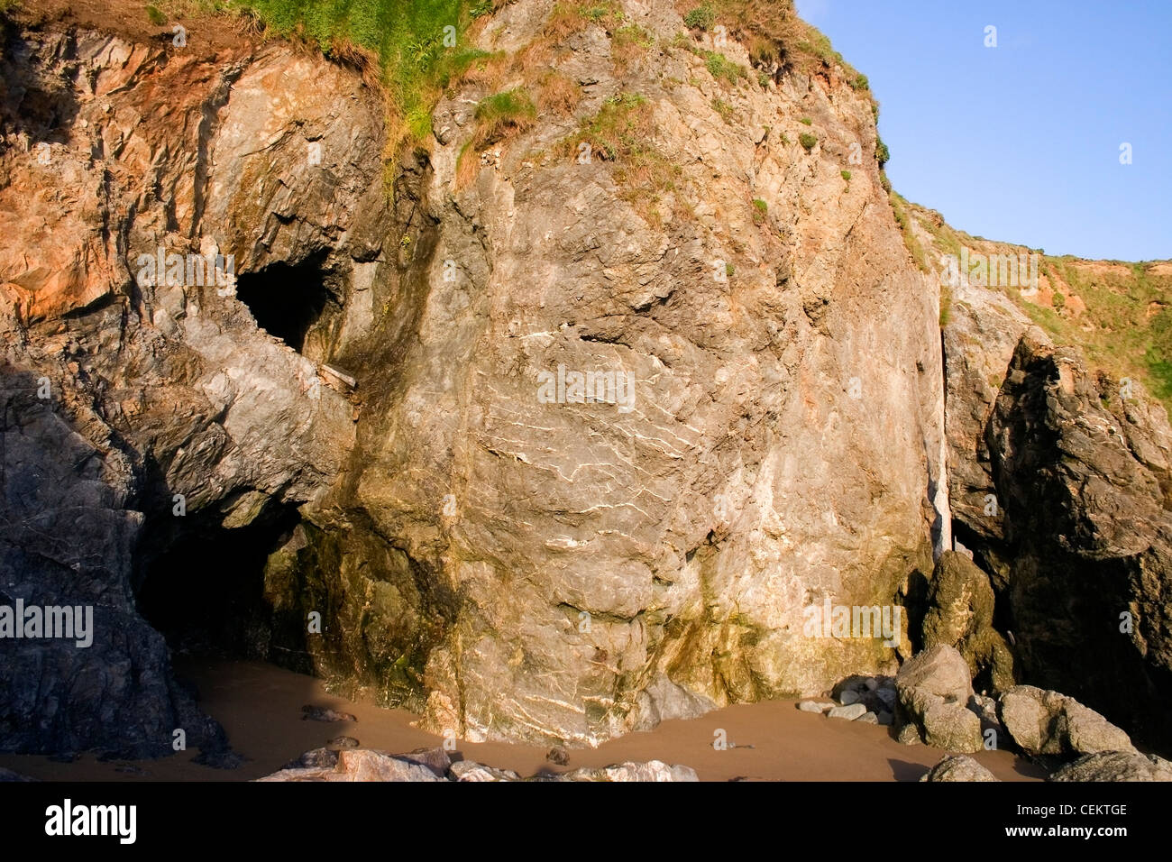 Explorative Stollen In den Felsen, Lady's Cove, Kupfer Küste, Co Waterford, Irland Stockfoto