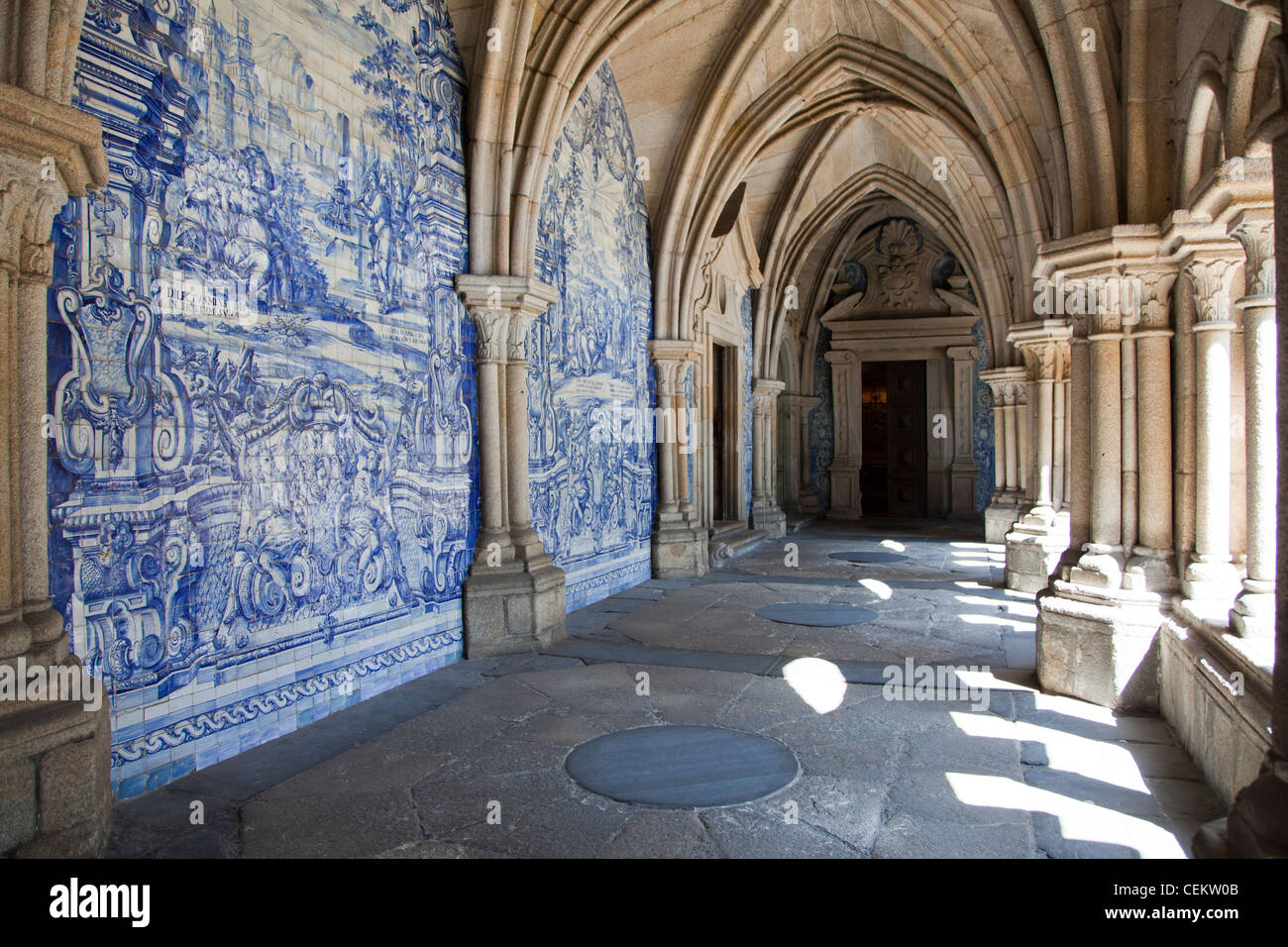 Portugal, Porto, die Kirche Saint IIdefonso, Fan gewölbten Kreuzgang mit Keramikfliesen (Azulejo) Stockfoto