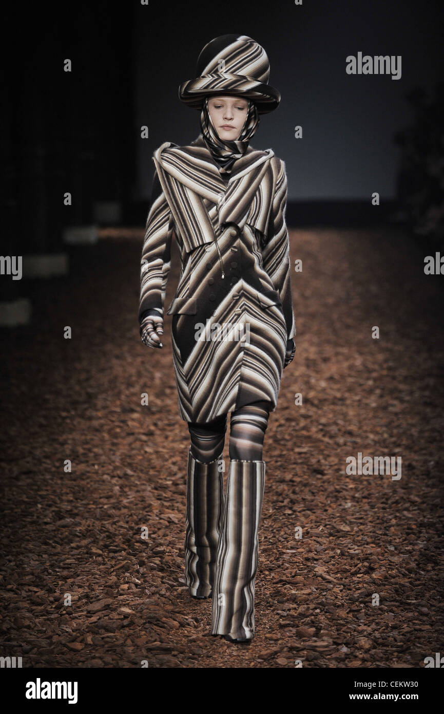 Givenchy Paris Haute Couture Herbst Wintermodell tragen braune und weiße  gestreifte Stulpen, gestreifte braun und weiß Strumpfhose Stockfotografie -  Alamy