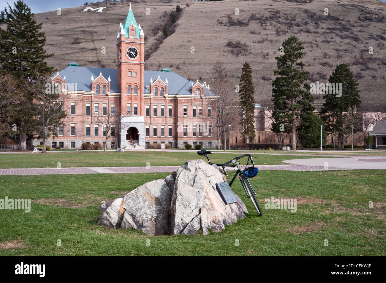 Ein eiszeitlichen Findling sitzt auf dem Rasen auf dem Campus der University of Montana in Missoula, Montana. Stockfoto