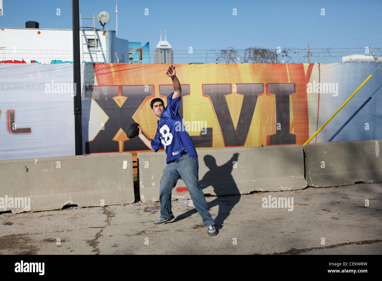 Fußball-Fan wirft Fußball beim Auffahren vor dem Superbowl XLVI Indianapolis, Indiana. Stockfoto