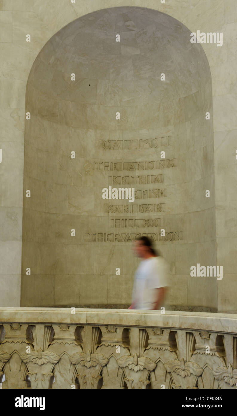 Im Inneren das ANZAC War Memorial in Sydney, Australien mit den Namen der Gallipoli Kampagne eingeschrieben an der Wand Stockfoto