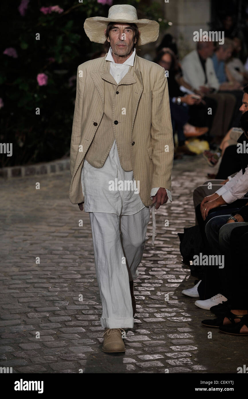 Ann Demeulemeester Paris Menswear Frühjahr Sommer Modell tragen weiße Leinenhosen, langen weißen Leinenhemd, Beige Nadelstreifen Stockfoto
