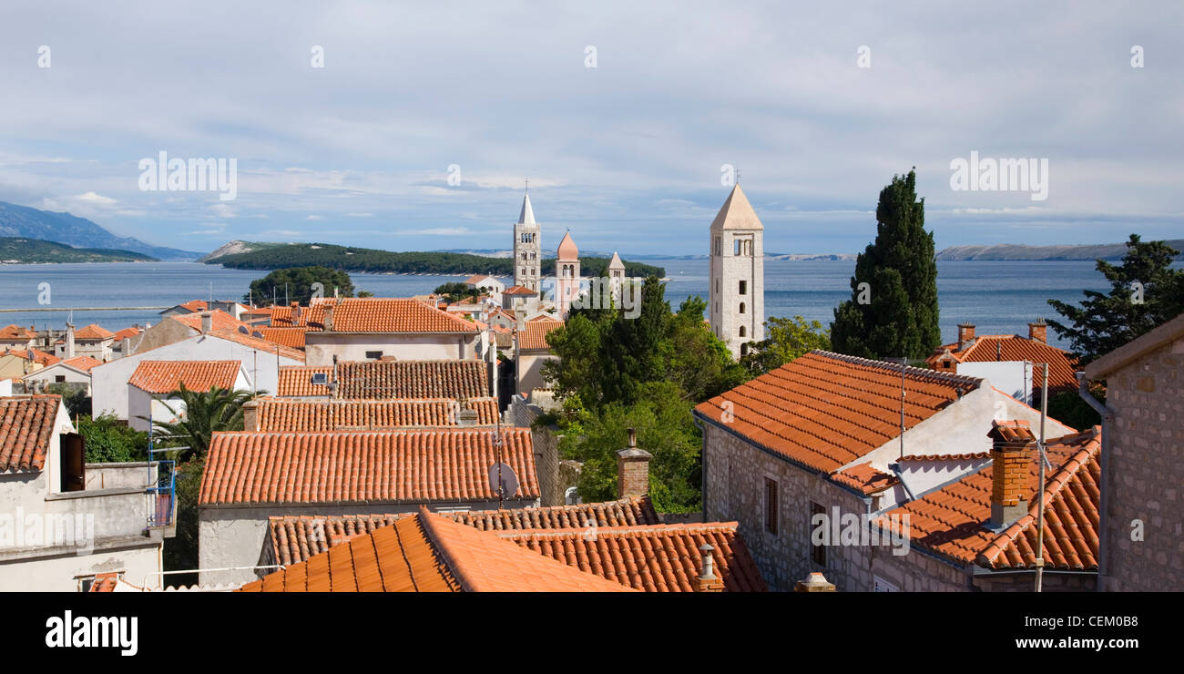 Rab, PrimorjeGorski Kotar, Kroatien. Blick über geflieste Dächer an