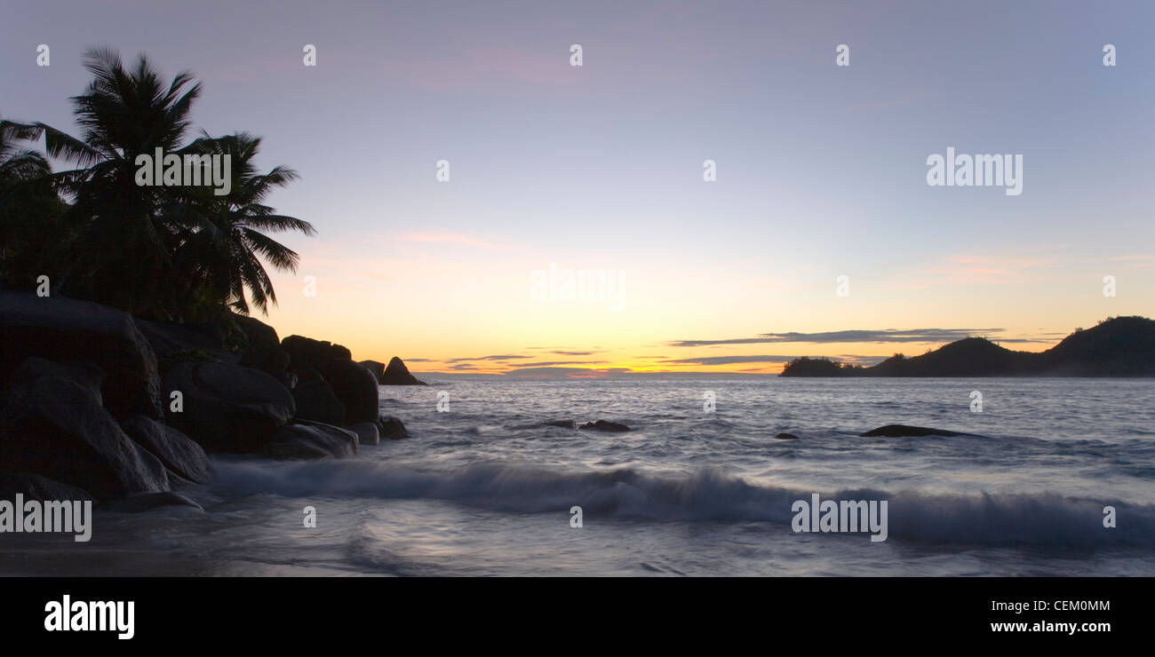 Anse Takamaka, Mahé, Seychellen. Blick über die Bucht bei Sonnenuntergang. Stockfoto