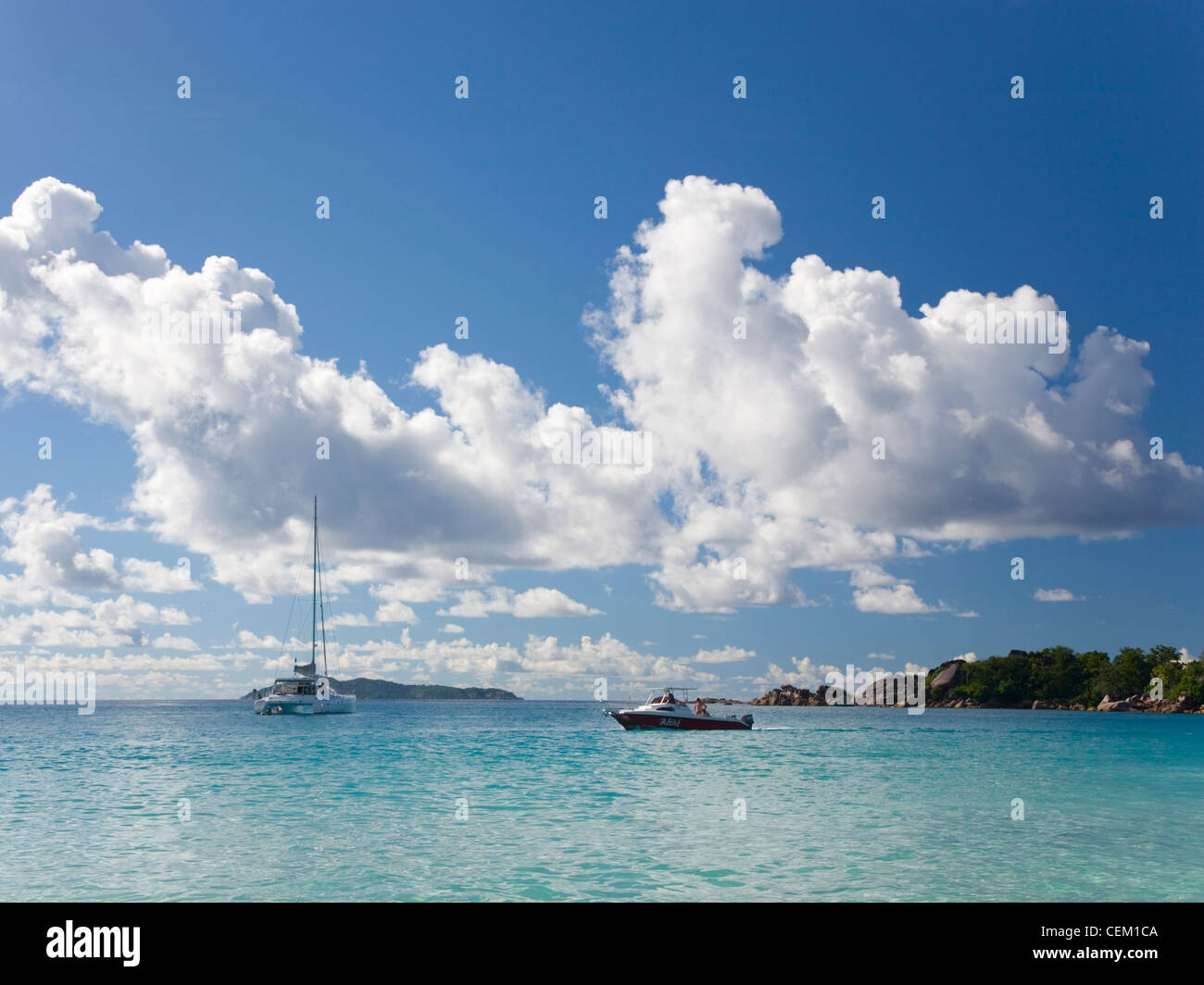 Anse Lazio, Praslin, Seychellen. Blick über die Bucht auf der fernen Insel Aride. Stockfoto