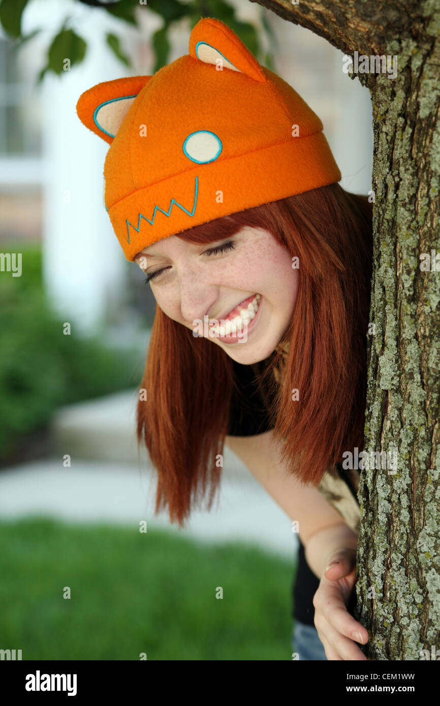 nettes Mädchen mit Sommersprossen und tierischen Hut kichern Stockfoto