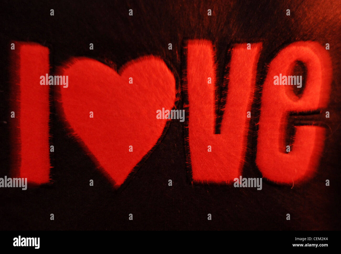 Ein Detailbild der eine rote Liebe-Applikation auf schwarzem Filz Handtasche Stockfoto