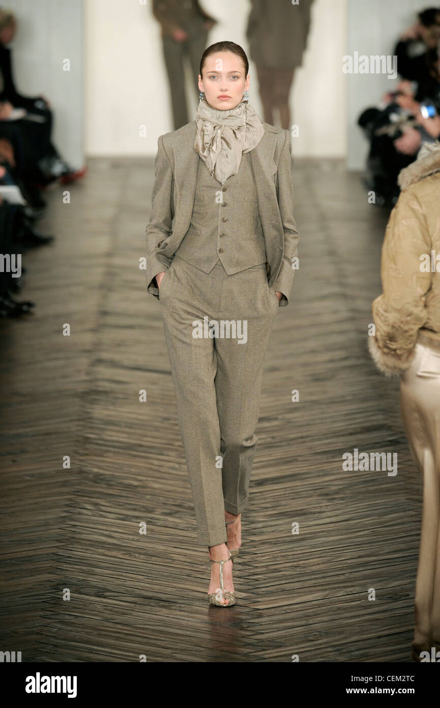 Ralph Lauren New York bereit zu tragen Herbst Winter weibliches Model trägt  eine Beige dreiteilige Anzug Beige Seidentuch und beige Stockfotografie -  Alamy