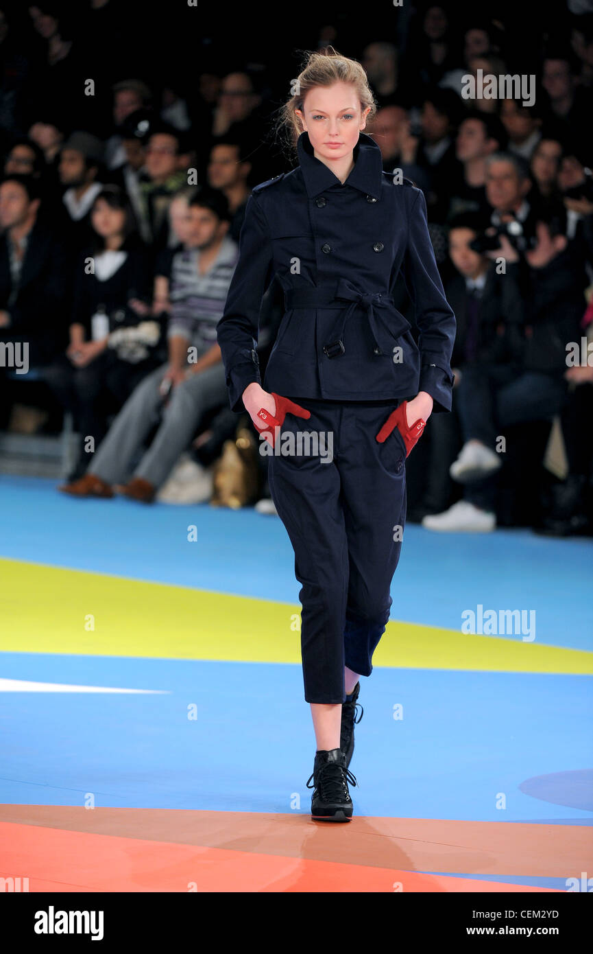 Adidas Yohji Yamamoto New York bereit zu tragen Herbst Winter dunkelblau zweiteilige Jacke mit Gürtel und Hose abgeschnitten Stockfoto