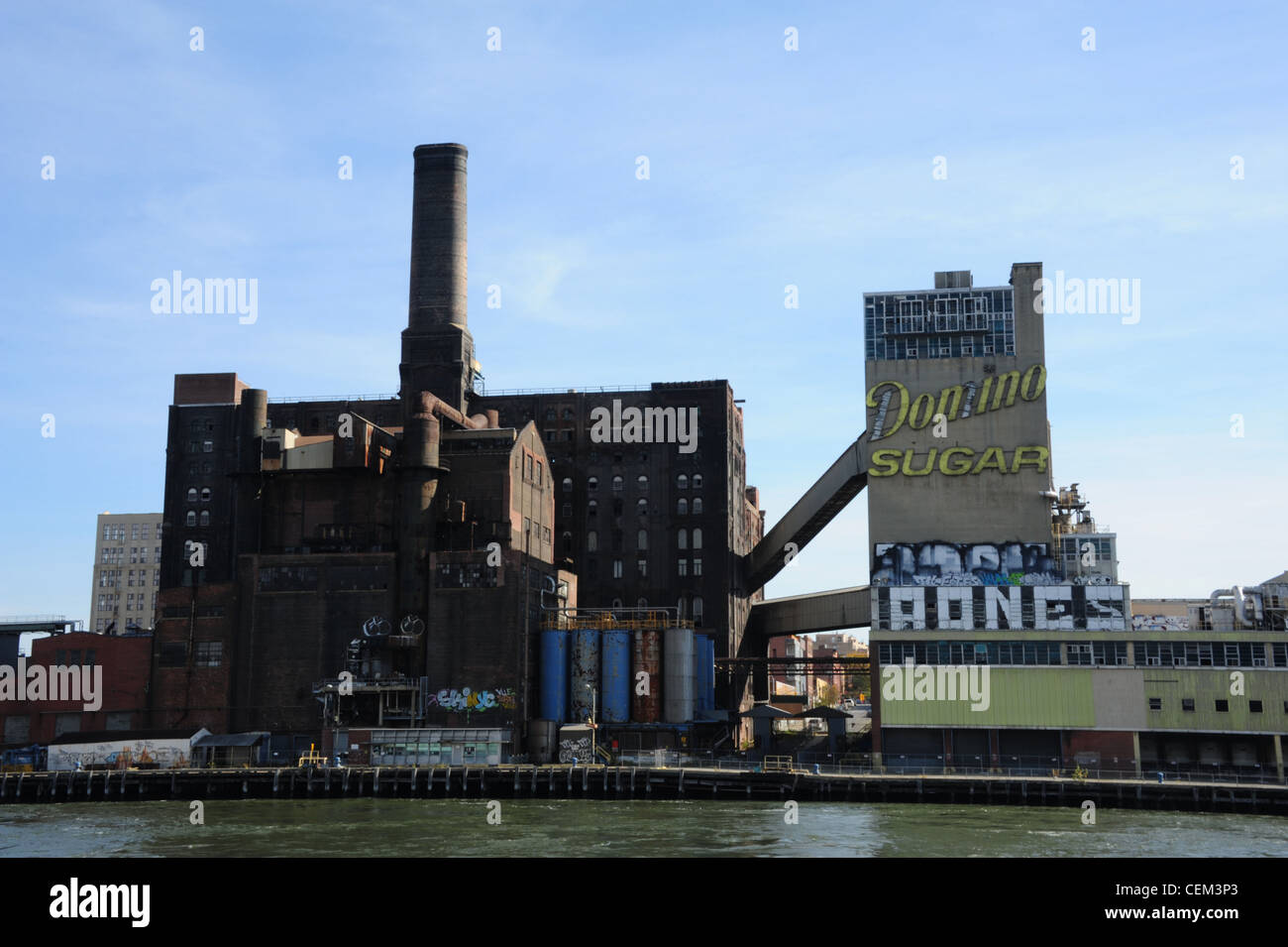 Blick in den blauen Himmel, vom East River, verlassenen Domino Zuckerraffinerie Gebäude, Brooklyn Waterfront, Williamsburg, New York Stockfoto