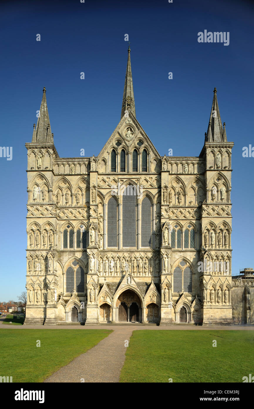 Blick auf die Westfassade der Kathedrale von Salisbury, Wiltshire, UK Stockfoto