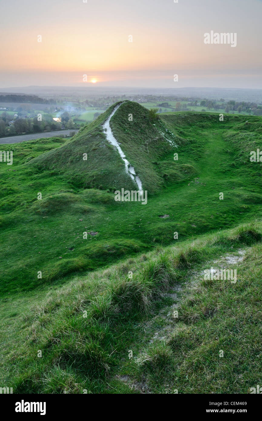 Wanderweg mit Blick auf die Landschaft von der Spitze des Cley Hill, Wiltshire, Großbritannien Stockfoto