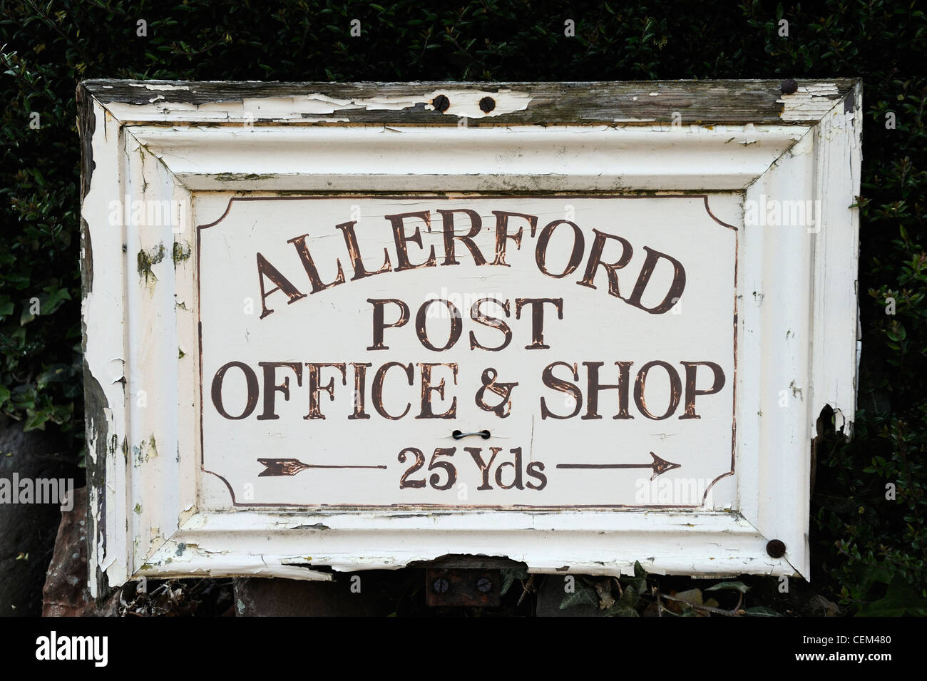 Ein Wegweiser zum Postamt und Shop in Allerford, Somerset, Großbritannien Stockfoto