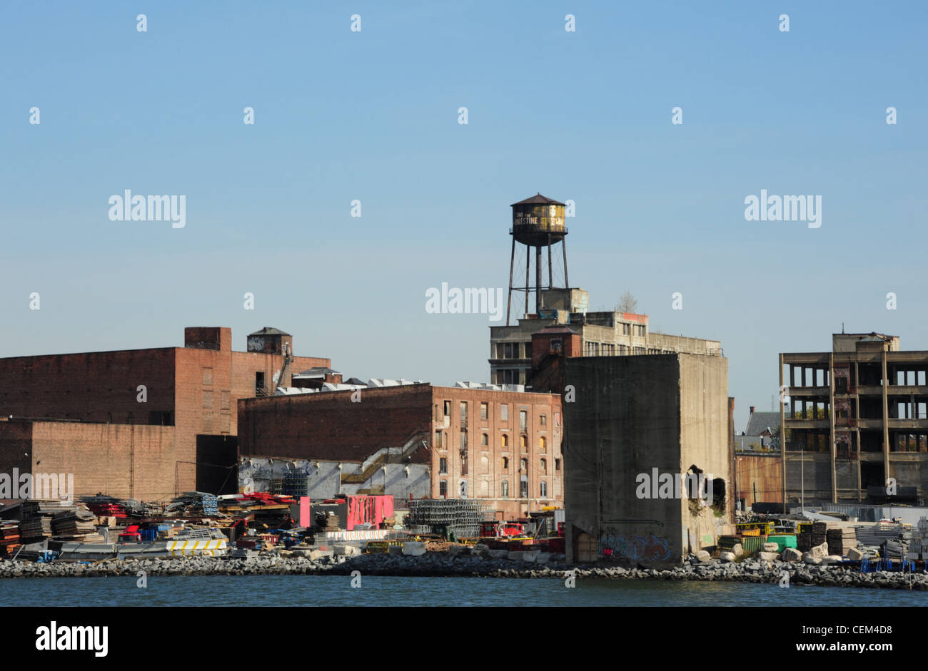 Blauer Himmel Herbst Wasser Tank Aussichtsturm über Stadterneuerung Lagerhallen, East River Waterfront, Greenpoint, Brooklyn, New York Stockfoto