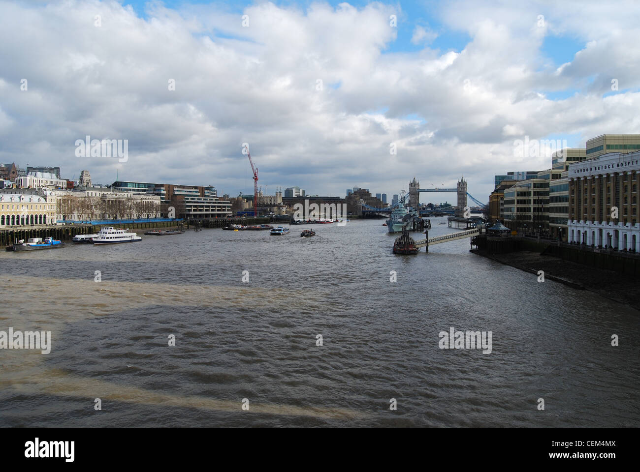 Tower Bridge mit Thames River und Boote, London, Vereinigtes Königreich Sightseeing Stockfoto