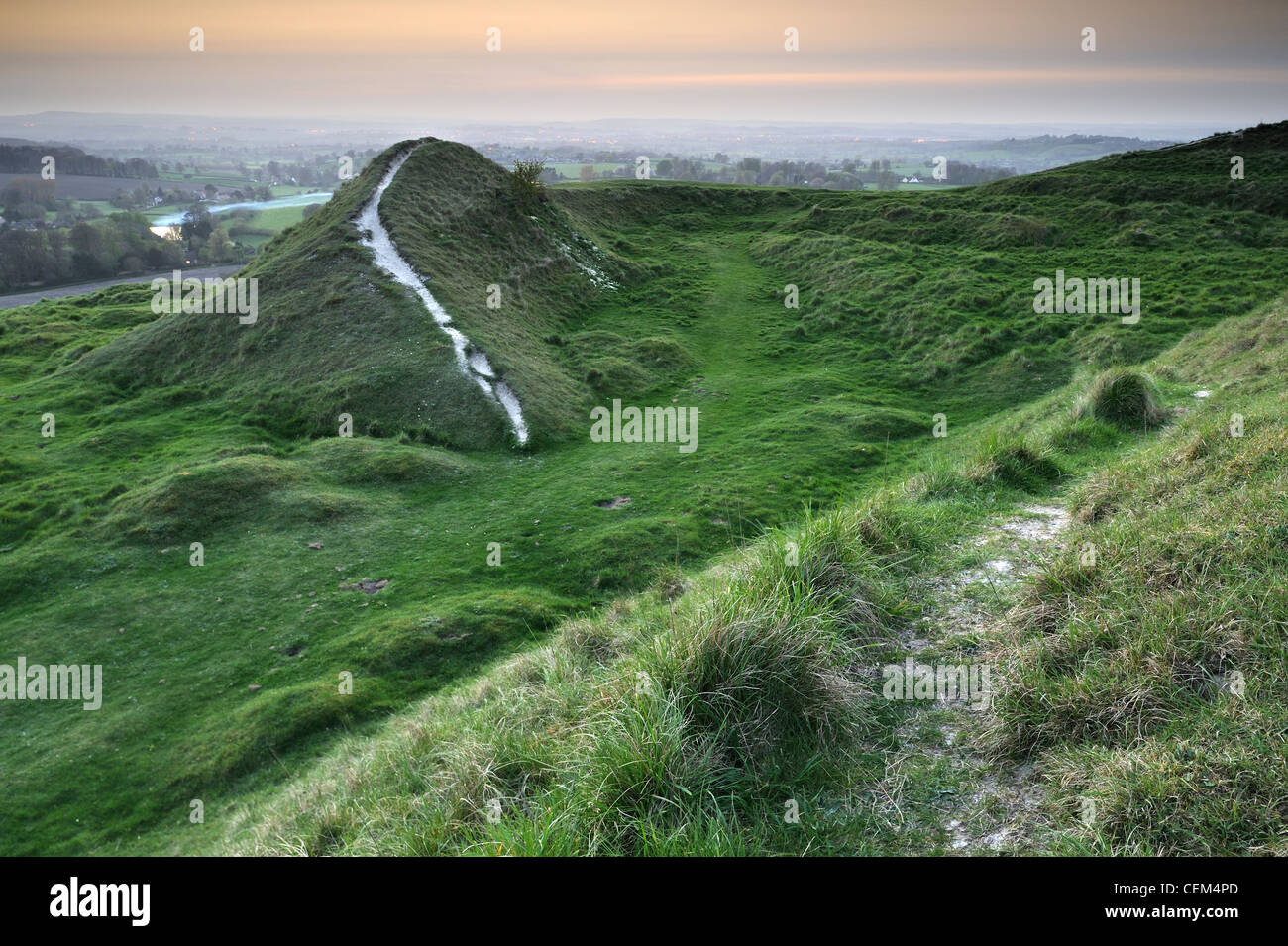 Wanderweg mit Blick auf die Landschaft von der Spitze des Cley Hill, Wiltshire, Großbritannien Stockfoto