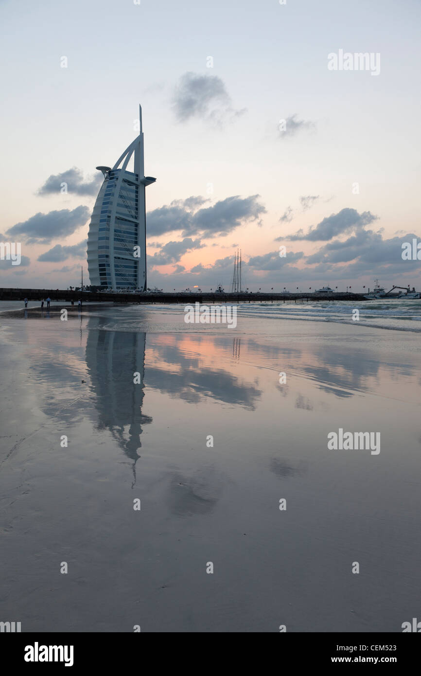 Das Burj Al Arab Hotel bei Sonnenuntergang, Dubai, Vereinigte Arabische Emirate. Stockfoto