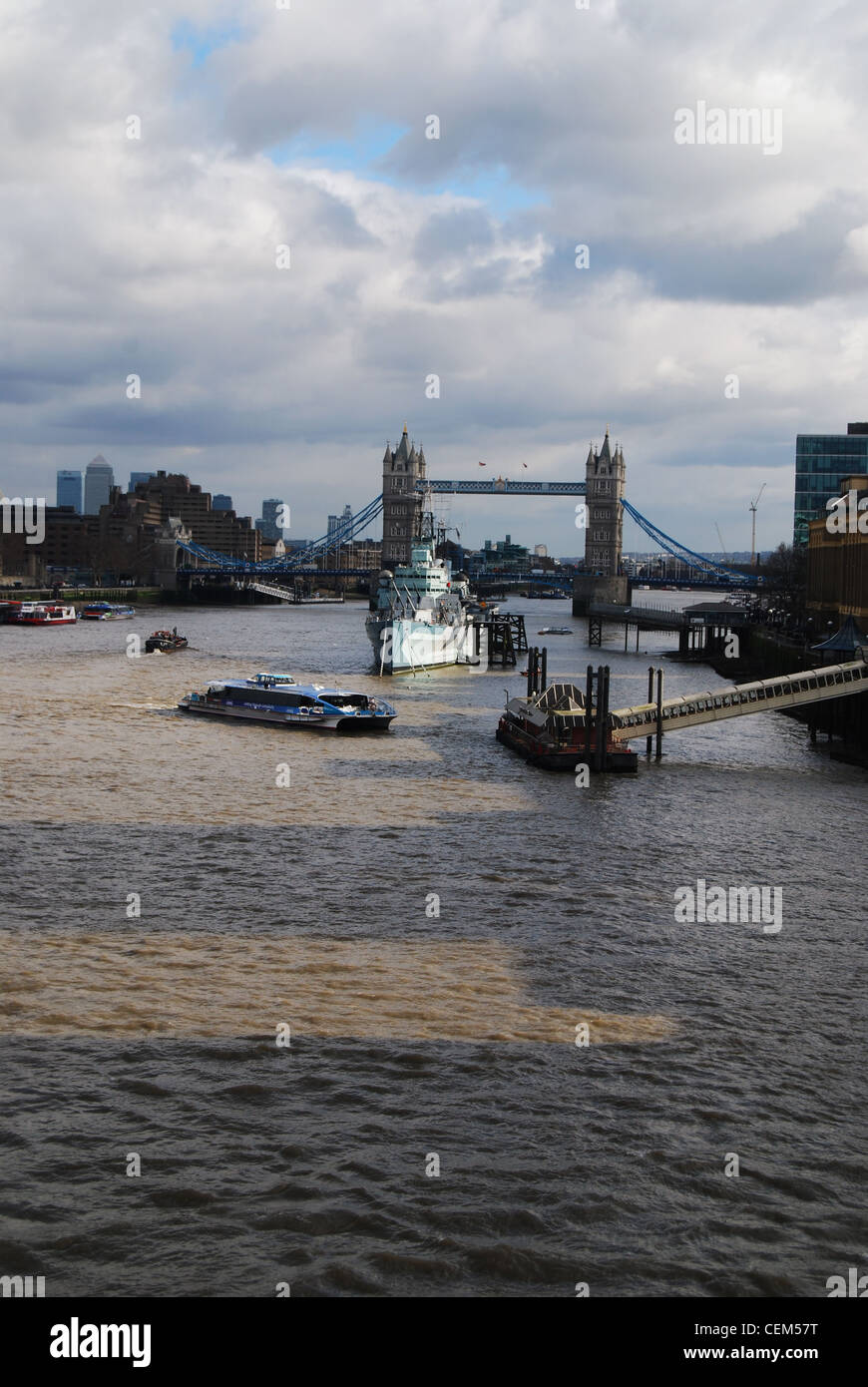 Tower Bridge mit Thames River und Boote, London, Vereinigtes Königreich Sightseeing Stockfoto