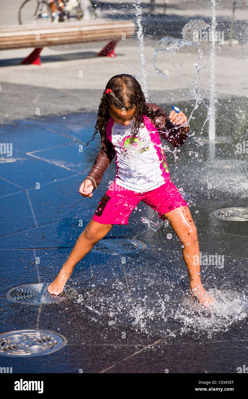 Junge Mädchen spielen im Wasserpark. Stockfoto