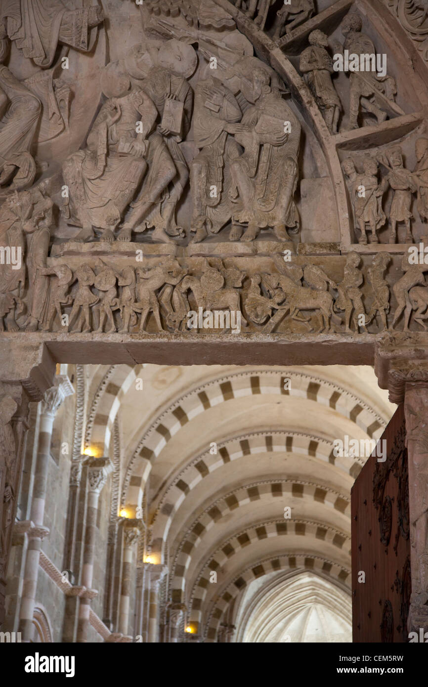 Frankreich, Burgund, Vezelay Abtei, Hauptportal, Tympanon, Jesus Apostel Stockfoto