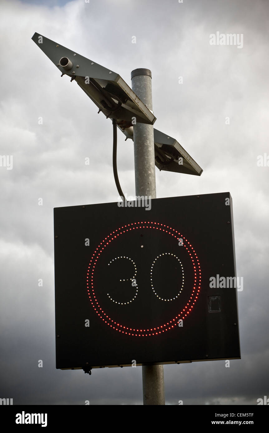 überhöhte Geschwindigkeit, Geschwindigkeitsbegrenzung 30, 30, schwarz, unten Lichter, Limit, Pol, Post, Radar, rot, Straße, Roadsign, unterzeichnen, sky, verlangsamen, beschleunigen, Stockfoto