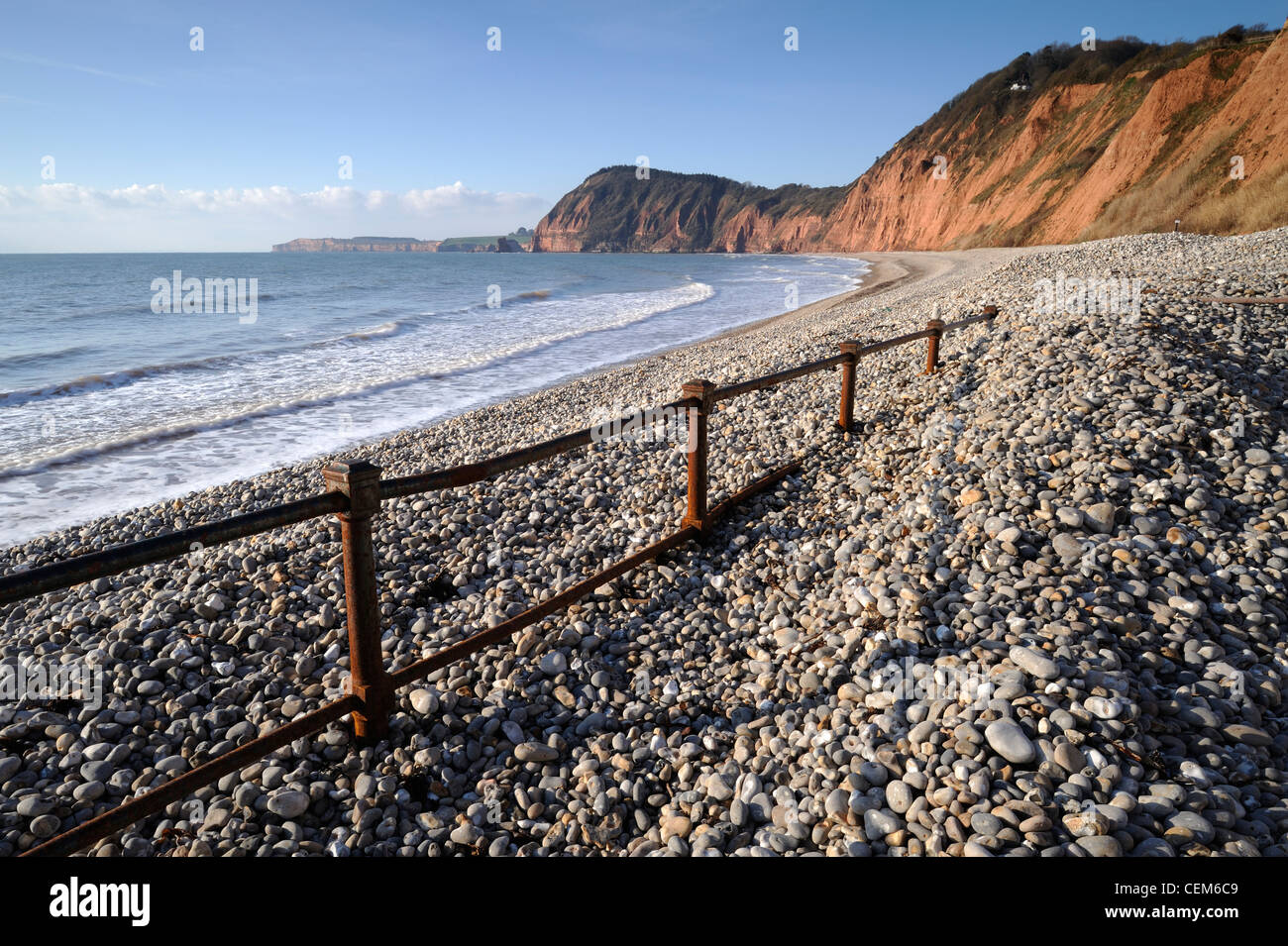 Eine rostige alte Geländer verschwindet in der Kiesstrand in Sidmouth, East Devon, UK. Stockfoto