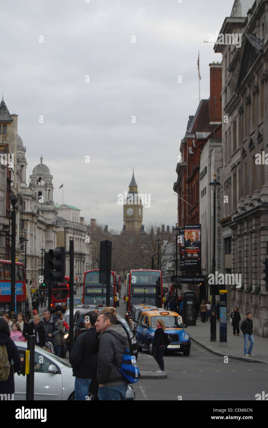 Der Uhrturm in London - Blick aus einer viel befahrenen Straße mit Doppeldecker-Busse Stockfoto