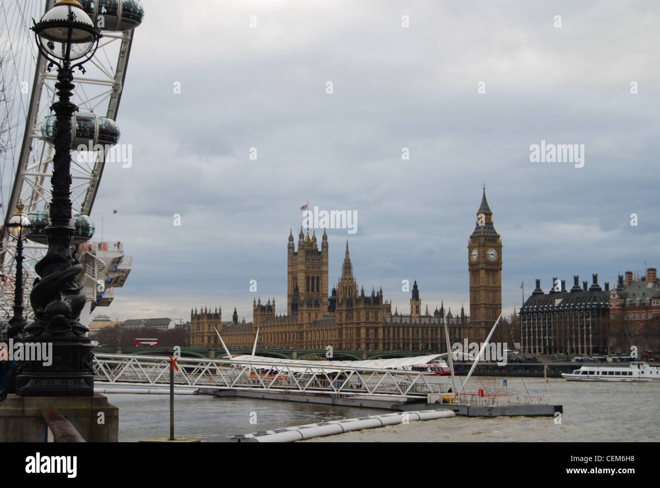Das London Eye, das Parlament und den Big Ben - sightseeing London, Vereinigtes Königreich - Touristisches Lage - Riesenrad - an der Themse Stockfoto