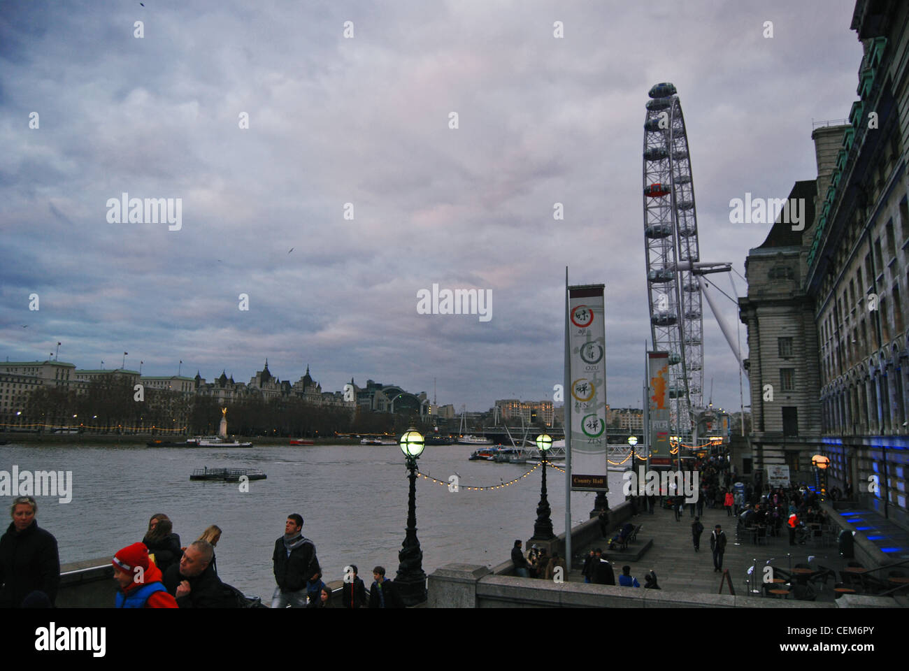 London Eye - Sightseeing London, Vereinigtes Königreich - beliebte touristische Lage - Riesenrad - am Themse Stockfoto