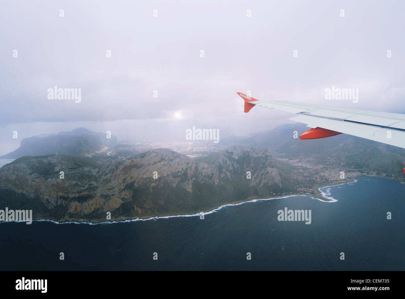 Foto aus dem Flugzeug Landung Palermo, Sizilien, Italien - Easyjet Flug nach Sizilien - Blick auf die Insel von oben gerissen Stockfoto