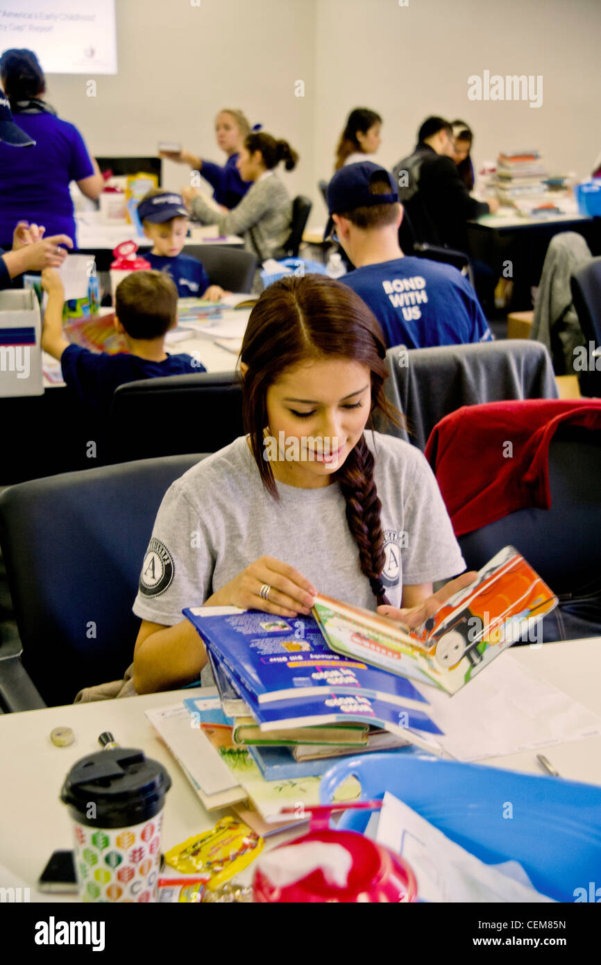 Karitative Mittelklasse-Freiwilligen wiederherstellen gebrauchte Bücher und Grußkarten für Spende für die Armen und Obdachlosen in Kalifornien. Stockfoto