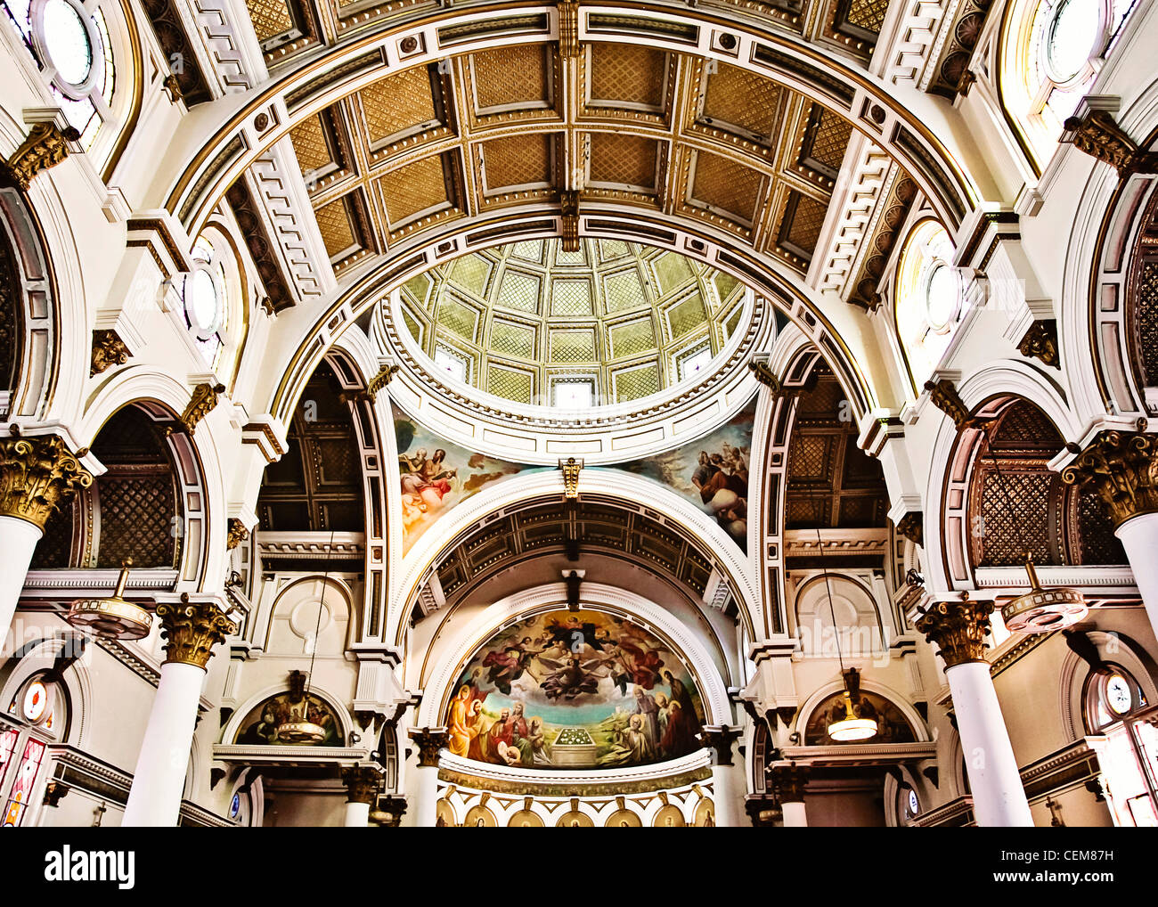 Reich verzierte Kirchenraum mit gewölbten Säulen und gewölbte Decke Stockfoto