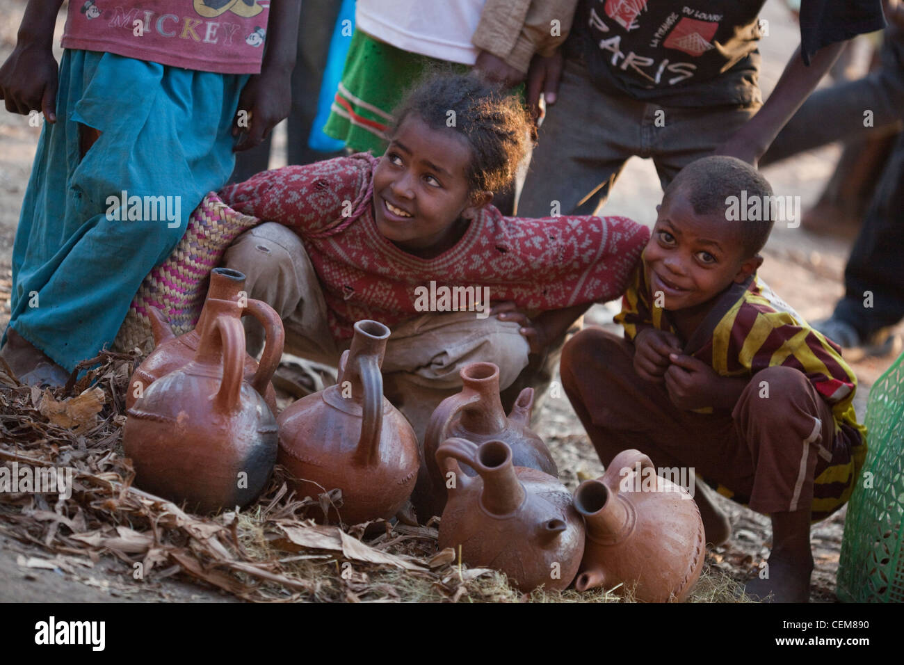 Kinder Verkauf von Wasser aus Keramik Flaschen.. Adaba Markt. Äthiopien. Stockfoto
